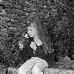 Margot à la Rose | Tramain | Côtes d'Armor | Photo noir&blanc | 1999
