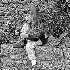 Margot lace sa chaussure | Tramain | Côtes d'Armor | Photo noir&blanc | 1999