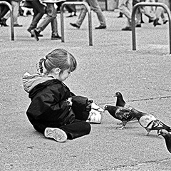 Margot aux pigeons 1 | Paris | Île-de-France | Photo noir&blanc | 1999