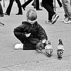 Margot aux pigeons 2 | Paris | Île-de-France | Photo noir&blanc | 1999