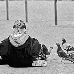 Margot aux pigeons 3 | Paris | Île-de-France | Photo noir&blanc | 1999