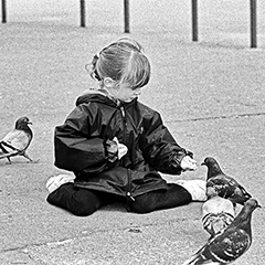 Margot aux pigeons 4 | Paris | Île-de-France | Photo noir&blanc | 1999